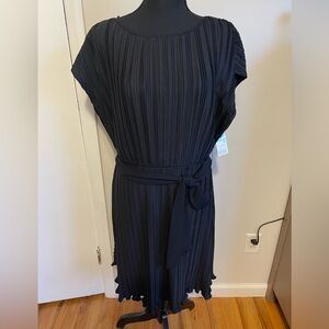 🆕 DKNY Short Sleeve Sunburst Pleated Dress